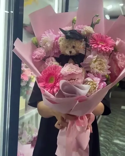 A bouquet with a graduation bear in a cap